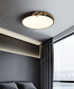 chiếc đèn ốp trần phòng ngủ với kiểu dáng một mâm đồng màu đen và chao đèn màu trắng giúp toả ánh sáng tốt chịu nhiệt tốt điểm nhấn là thiết kế của bông lúa vàng trên thân đèn