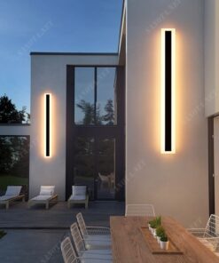chiếc đèn hành lang với thiết kế là một thanh đèn dài màu đe có thể gắn tường ngoài trời hoặc nhiều không gian khác