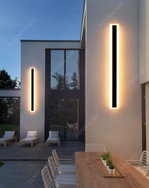 chiếc đèn hành lang với thiết kế là một thanh đèn dài màu đe có thể gắn tường ngoài trời hoặc nhiều không gian khác