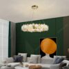 Đèn chùm được thiết kế theo phong cách sang trọng những đồng xu vàng xếp thành vòng tròn kín phù hợp cho không gian phòng khách và phòng ngủ