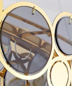 Đèn chùm được thiết kế theo phong cách sang trọng những đồng xu vàng xếp thành vòng tròn kín phù hợp cho không gian phòng khách và phòng ngủ