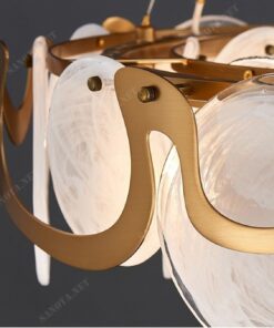 đèn chùm trang trí phòng khách với thiết kế những chao đèn thuỷ tinh hình tròn có những ánh vân mây, thân đèn được là từ đồng mạ vàng