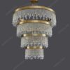 chiếc đèn chùm pha lê trang trí phòng khách với thân đèn kiên cố được làm bằng đồng mạ vàng, bốn tầng của chiếc đèn là những vòng tròn pha lê lấp lánh phản chiếu ánh sáng tốt
