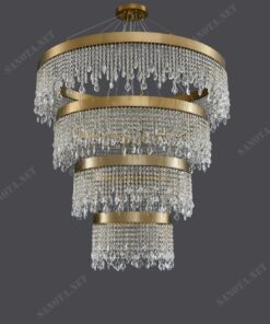 chiếc đèn chùm pha lê trang trí phòng khách với thân đèn kiên cố được làm bằng đồng mạ vàng, bốn tầng của chiếc đèn là những vòng tròn pha lê lấp lánh phản chiếu ánh sáng tốt