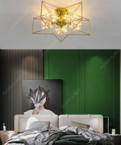 chiếc đèn ốp trần cho không gian phòng ngủ với thiết kế là hình ngôi sao năm cánh màu vàng và chao đèn là những óng tròn thuỷ tinh bên trong là dây đèn led