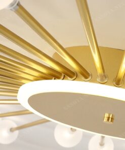 chiếc đèn ốp trần với thiết kế như một ông một trời với một chùm tia sáng rực thân đèn được làm bằng đồng mạ vàng bển bỉ trên mỗi tia sáng là một bóng đèn chao thuỷ tinh