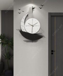 chiếc đồng hồ treo tường với thiết kế là một chiếc thuyền buồm màu đen mang một phong cách tối giản nhưng hiện đại