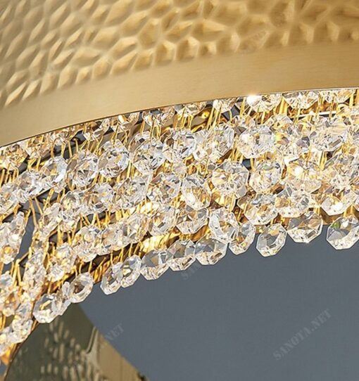 một chiếc đèn chùm mang phong cách sang trọng và quý phải bới vẻ đẹp trong thiết kế của nó với thân đèn hpanf toàn bằng dồng mạ vàng kết hợp với những viên pha lê đính trên chiếc đèn