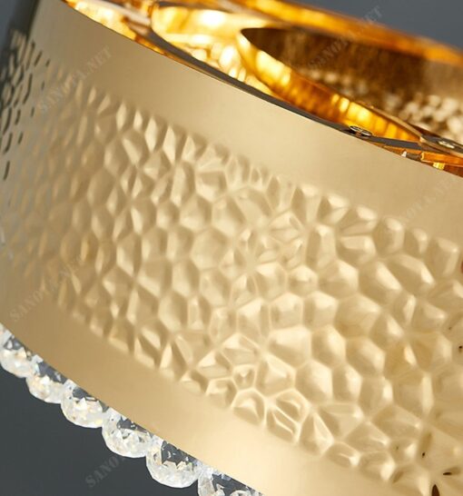 một chiếc đèn chùm mang phong cách sang trọng và quý phải bới vẻ đẹp trong thiết kế của nó với thân đèn hpanf toàn bằng dồng mạ vàng kết hợp với những viên pha lê đính trên chiếc đèn