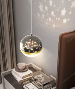 chiếc đèn với thiết kế là một quả bóng thuỷ tinh trong suốt với một nửa là bóng đèn led chiếu sáng và một nửa là thiết kế những vì sao tạo điểm nhấn cho không gian căn phòng