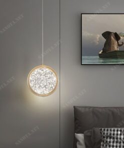 chiếc đèn thả đầu giường với thiết kế là một quả cầu trên thân đèn là những đường vân nổi, khi ánh sáng đi qua tạo một hiệu ứng ánh sáng độc đáo