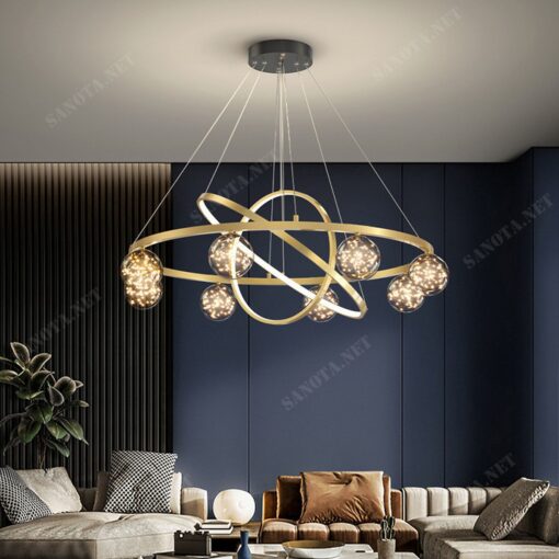 chiếc đèn chùm với thiết kế thân đèn làm từ đồng mạ vàng được uốn nắn theo hình dáng mọt quả địa cầu độc đáo cùng với đó là những bóng đèn tròn chao thuỷ tinh trong suốt