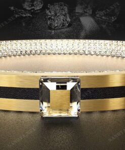 chiếc đèn thả trần với thiết kế là hai vòng tròn được đính pha lê bên trong như hai chiếc nhẫn kim cương quý phái với sự kết hợp của viền vàng và đen tạo thêm phần nổi bật