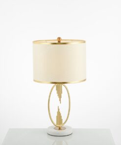 chiếc đèn có thiết thân oval vàng đồng và chao đèn được làm bằng vải, một thiết kế đơn giản nhưng tinh tế khi mang cả nét cổ điển và hiện đại
