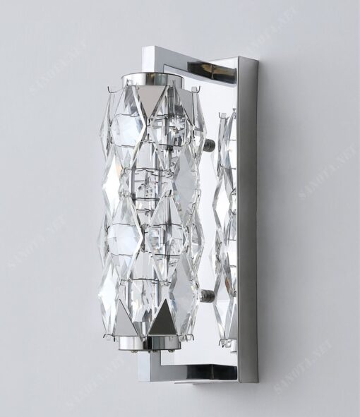 chiếc đèn với thiết kế một thân đèn cố định chắc chắn trên tường cùng vớiddos là một thanh đèn có chao đen là pha lê được chiếu lap lánh