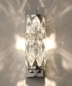 chiếc đèn với thiết kế một thân đèn cố định chắc chắn trên tường cùng vớiddos là một thanh đèn có chao đen là pha lê được chiếu lap lánh