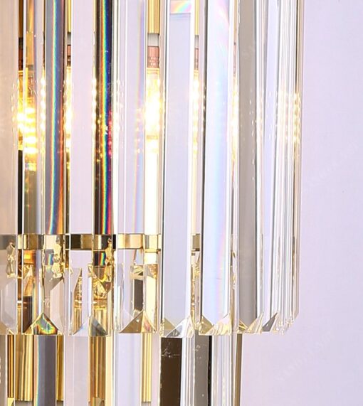đèn gắn tường với kiẻu sáng là một tháp đèn làm từ pha lê trong suốt