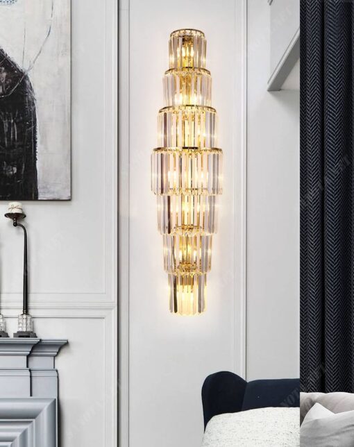 đèn gắn tường với kiẻu sáng là một tháp đèn làm từ pha lê trong suốt