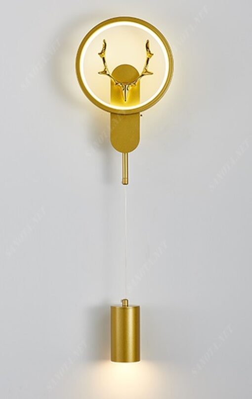 chiếc đèn ốp tường với thiết kế thân đèn được cố định chắc chắc trên tường cùng với đó là một vòng tròn có dây đèn led bên trong điểm nổi bật là chiếc sừng hươu vàng trên chiếc đèn