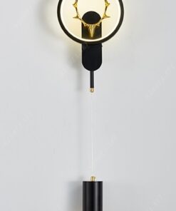 chiếc đèn ốp tường với thiết kế thân đèn được cố định chắc chắc trên tường cùng với đó là một vòng tròn có dây đèn led bên trong điểm nổi bật là chiếc sừng hươu vàng trên chiếc đèn