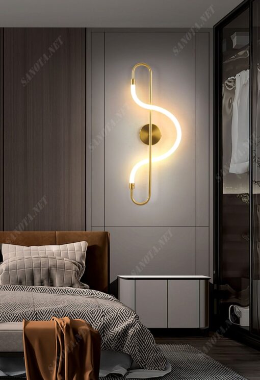 chiếc đèn thiết kế là những đường cong uốn nắn thành vòng cung độc đáo làm từ đồng mạ vàng