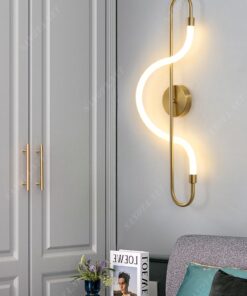 chiếc đèn thiết kế là những đường cong uốn nắn thành vòng cung độc đáo làm từ đồng mạ vàng