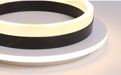 chiếc đèn ốp trần với thiết kế đơn giản là một mâm đèn tròn viền đen, cho đèn led 3 chế độ ánh sáng
