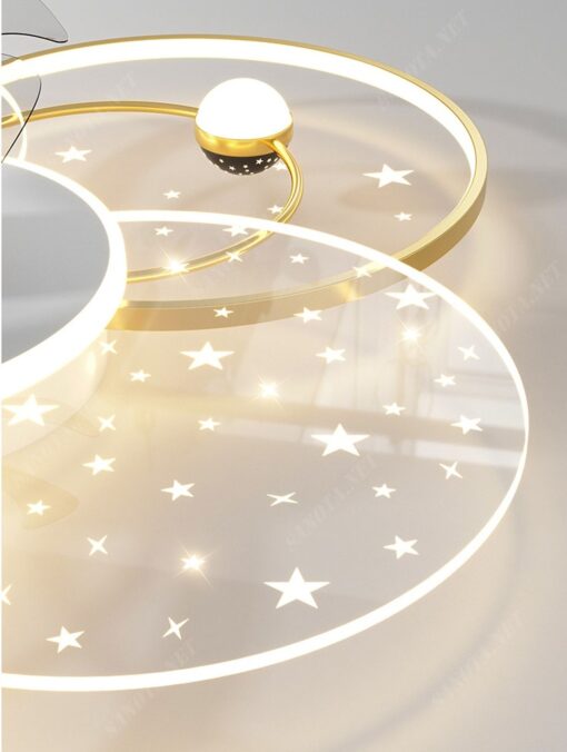chiếc đèn ốp trần kết hợp với quạt trần, chiếc đèn được thiết kế là những vòng tròn ánh sáng và những ngôi sao lấp lánh