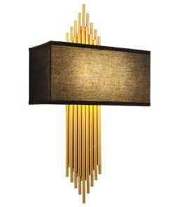 chiếc đèn ốp tường có thiết kế thânđèn là những ống xếp sát vàng đồng và chao đèn vải hình hộp chữ nhật