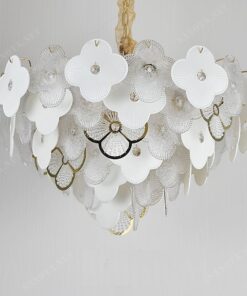 chiếc đèn chùm với thiết kế nhiều tầng bông hoa pha lê bốn cánh xếp xen kẽ nhau giữa hoa pha lê trong suốt và hoa pha lê trắng tạo thành một vòng tròn độc đáo