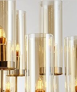 chiếc đèn chùm có thiết kế thân đèn làm từ sắt sơn tĩnh điện và những cánh đèn xếp thành một vòng tròn, trên mỗi nhánh đèn là một bóng đèn có chao thuỷ tinh trong suốt, màu vàng của thân đèn kết hợp với ánh sáng toả ra từ chao đèn trog suốt tạo không gian ấm áp sang trọng