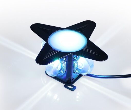 Chiếc đèn hắt tường có thiết kế một trụ đèn có bốn cánh, dưới mỗi cánh là một bóng đèn