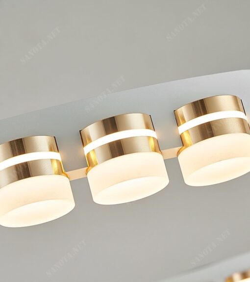 chiếc đèn ốp trần với thiết kế là một vòng tròn bị khuyết màu trắng cùng với đó là những bóng đèn led kết hợp với đèn rọi tạo nên một bức tranh ánh sáng nổi bật cả một không gian