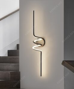 chiếc đèn gắn tường với thiết kế là một đường thẳng thanh mảnh được uốn nắn nghẹ thuật thành một hình xoắn ốc độc đáo với tông màu đen hiện đai và cá tính
