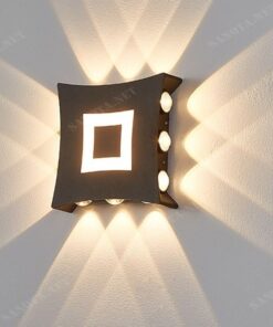 một chiếc đèn hắt tường với thiết kế là một hình tứ giác màu đen viền trắng đơn giản có những bóng đèn cob ở các cạnh