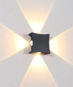 một chiếc đèn hắt tường với thiết kế đơn giản với một hộp vuông màu đen đơn giản nhưng hiện đại và cá tính, khi đèn được bật ánh sáng được chiếu sáng từ những bóng đèn bên các cạnh của chiếc hộp