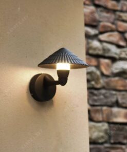 một chiếc đèn gắn tường mang phong cách cổ điển pha chút nét hiện đại với kiểu dáng chao đèn là một chiếc nón hình chóp