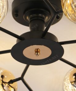 chiếc đèn ốp trần với thiết kế thân đèn là một màu đen cá tính và nhiều nhánh đèn nối với một bóng đèn chao thuỷ tinh, một thiết kế mang phong cách hiện đại và cá tính