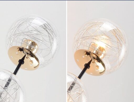 chiếc đèn với thiết kế độc đáo và tính tế với thân đèn màu đen và những nhánh đèn được uốn nắn nối với những bóng đèn chao thuỷ tinh tao một vẻ đẹp độc đáo và ấn tượng