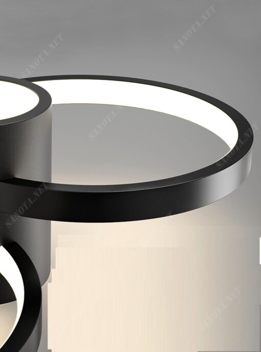 chiếc đèn ốp trần với thiết kế của sự tối giản là ba vòng tròn màu đen trắng phối với nhau được cố định chắc chắn trên trần nhà bằng trụ tròn làm bằng sắt sơn tĩnh điện