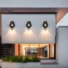 chiếc đèn gắn tường với thiết kế là một trụ nón màu đen hiện đại và đơn giản phù hợp với trang trí hành lang chiếu sáng cho khoảng sân của căn nhà bạn