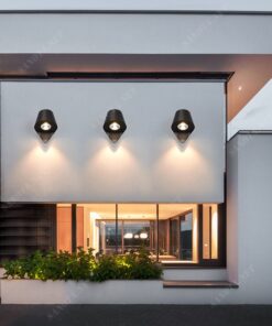 chiếc đèn gắn tường với thiết kế là một trụ nón màu đen hiện đại và đơn giản phù hợp với trang trí hành lang chiếu sáng cho khoảng sân của căn nhà bạn