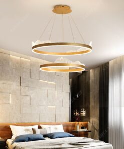 một chiếc đèn chùm với thiết kế là hai vòng tròn làm bằng đồng mạ vàng với điểm nhấn là những áng mây được đính trên chiếc vòng đèn led