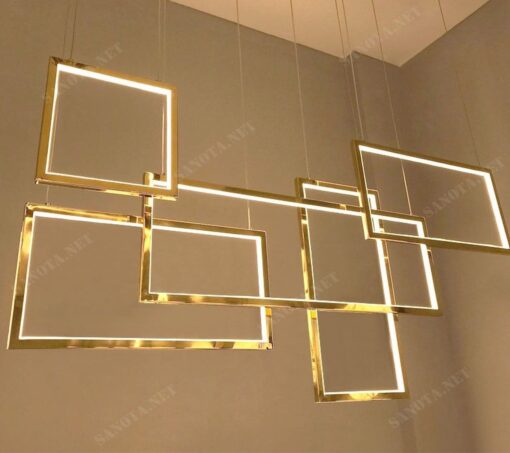 chiếc đèn với thiết kế là những hình vuông bằng đồng mạ vàng được cố định trên trần nhà một cách chắc chắn, một vẻ đẹp sang trọng