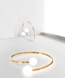 chiếc đèn với thiết kế đơn giản nhưng hiện đại và sang trọng bới thiết kế của nó như một chiếc nhẫn vàng đính kim cương, một chiếc đèn có vòng tròn bằng đồng mạ vàng và hai bóng đèn thuỷ tinh