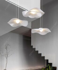 chiếc đèn chùm với thiết kế như một chiếc lá sen đang toả sáng giữa không gian nội thất với màu trắng hiện đại