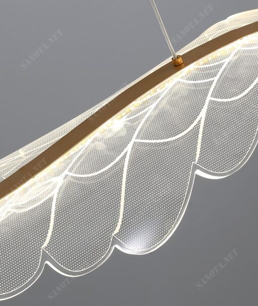 chiếc đèn với thiết kế là một đôi cánh thuỷ tinh, có dây đèn led chiếu sáng qua đôi cánh tạo một điểm nhấn nổi bật cho không gian