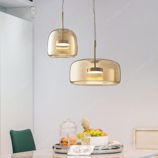 vẻ đẹp tinh tế đơn giản và hiện đại của chiếc đèn thả trần với chao đèn thuỷ tinh màu trà trong suốt, một thiết kế tối giản nên chiếc đèn phù hợp với mọi không gian sống đặc biệt khi được trang trí ở không gian bàn ăn một vẻ đẹp sang trọng tôn lên vẻ đẹp của nội thất
