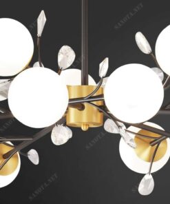 một chiếc đèn chùm với sự kết hợp màu đen và màu vàng, chiếc đèn mang vẻ đẹp của sự hiện đại và sang trọng cùng với đó điểm độc đáo là các nhánh của thân đèn nối với bóng đèn tròn chao thuỷ tinh sắp xếp thành một vòng ấn tượng kết hợp cùng với đó chiếc lá pha lê tô thêm phần sang trọng và bắt mắt, chiếc đèn sẽ là một vật trang trí hiện đại và sang trọng cho không gian phòng khách, ngoài ra còn nhiều không gian khác