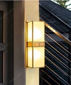 một chiếc đèn gắn tường có thiết kế thân đèn đồng mạ vàng sang trọng và chao đèn thuỷ tinh mờ, khi chiếc đèn được bật là lúc nó được nổi bật giữa không gian, với ánh sáng vàng ấm áp và chiếc đèn thân vàng sang trọng, chiếc đèn gắn tường đa công năng này phù hợp cho mọi không gian thiết kế nội thất, từ hành lang đến phòng khách hay đầu giường phòng ngủ